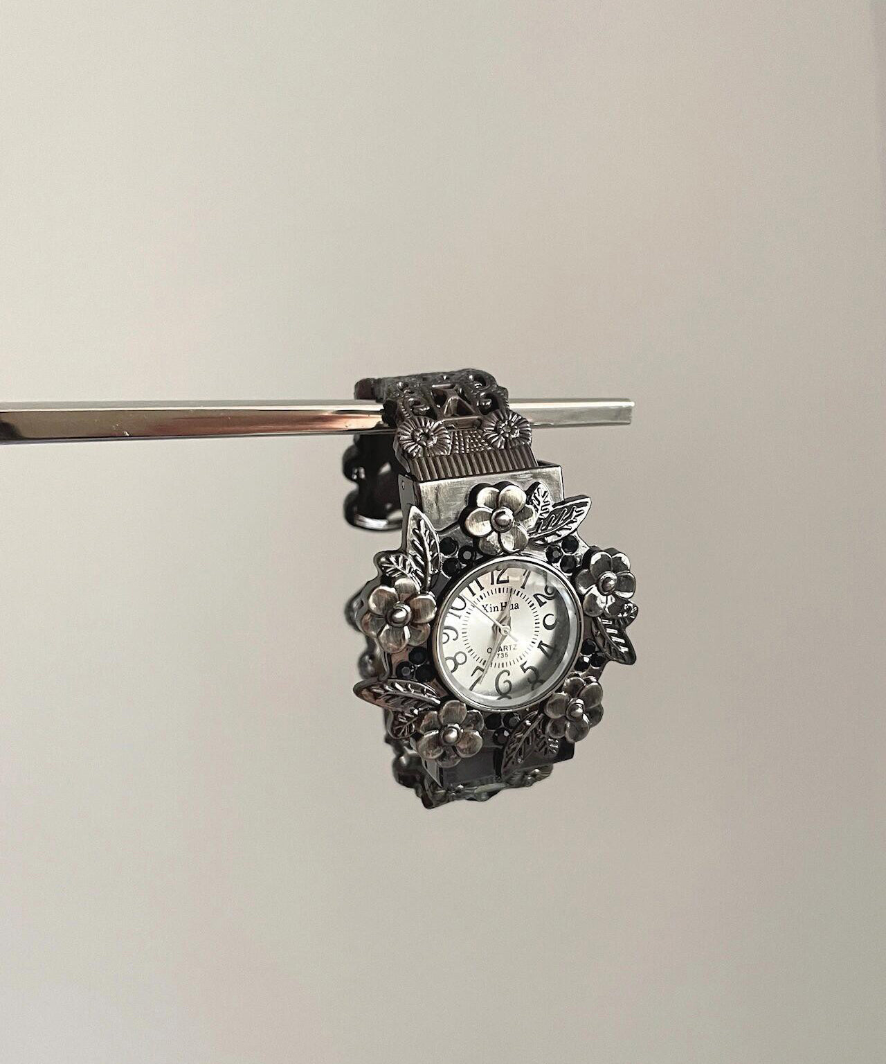 Retro Black Metal Floral Hollow Out Watches