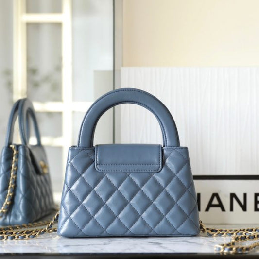 C hanel 24P ๐๐ฒ๐น๐น๐ Chain clutch bag(Blue)