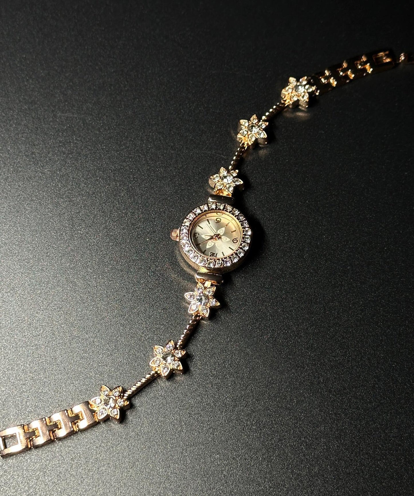 Stylish Gold Alloy Zircon Floral Organic Glass Watches