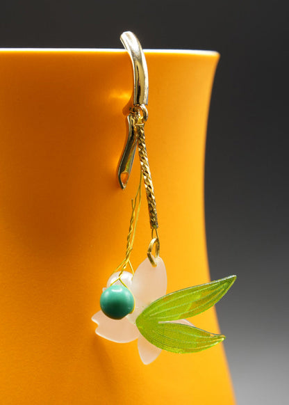 Vintage White Flower Tasseled Acrylic Drop Earrings