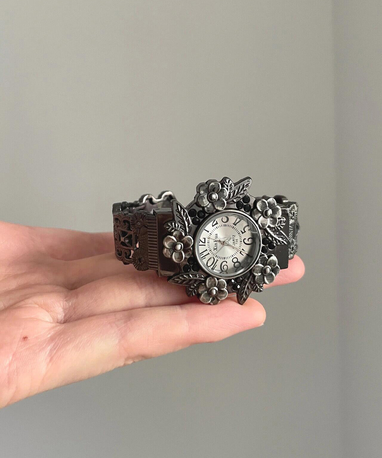 Chic Black Alloy Relief Flowers Watches