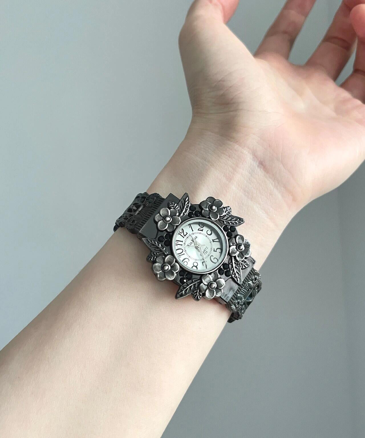 Retro Black Metal Floral Hollow Out Watches