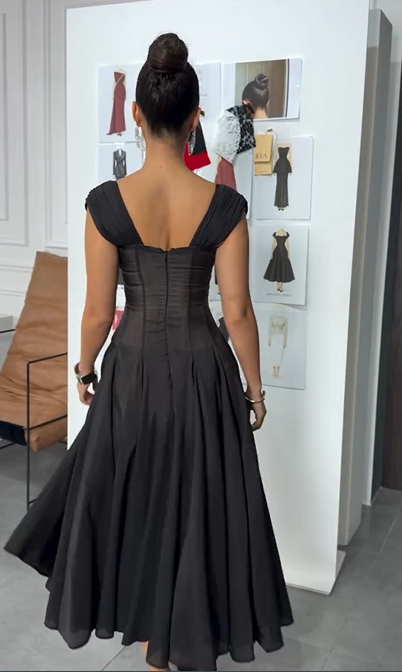 Sexy U Collar Waist Solid Color Pleated Skirt