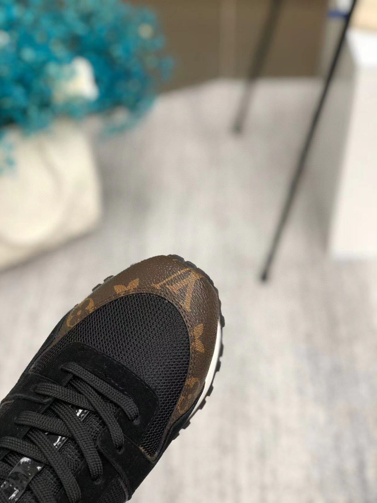 LUV Sneakers Run Away Monogram